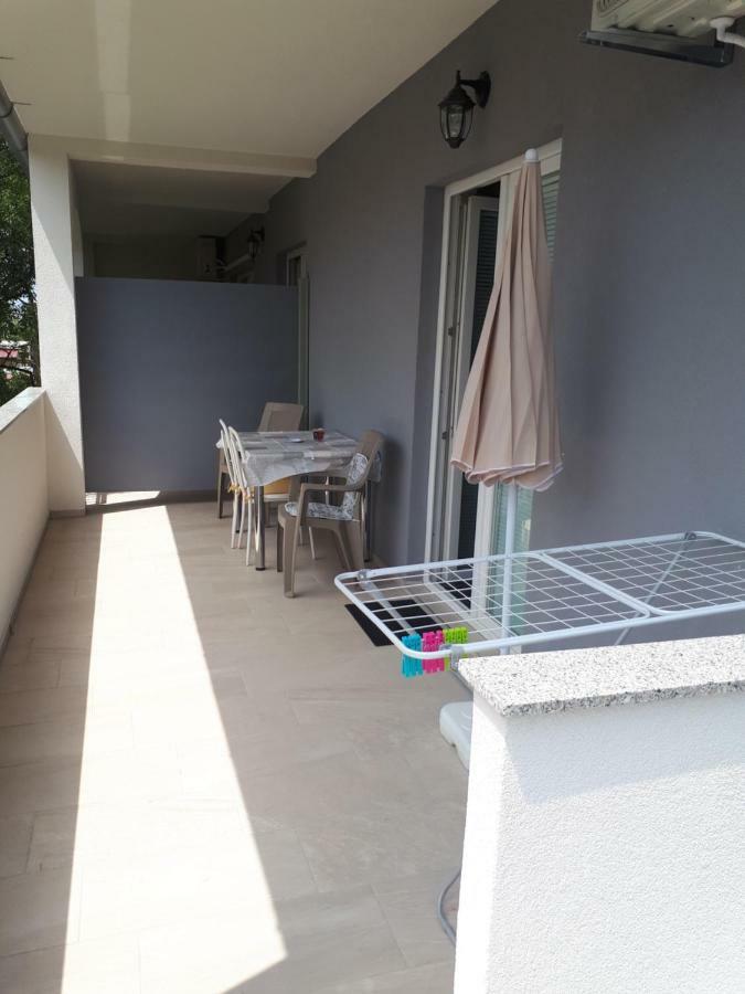 Apartmani Korina Starigrad Paklenica Bagian luar foto