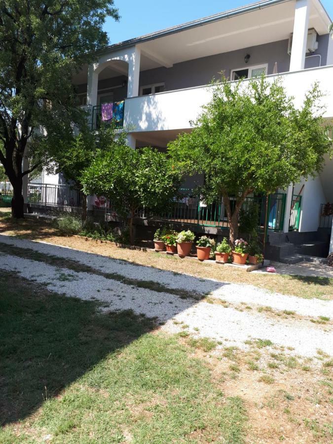 Apartmani Korina Starigrad Paklenica Bagian luar foto