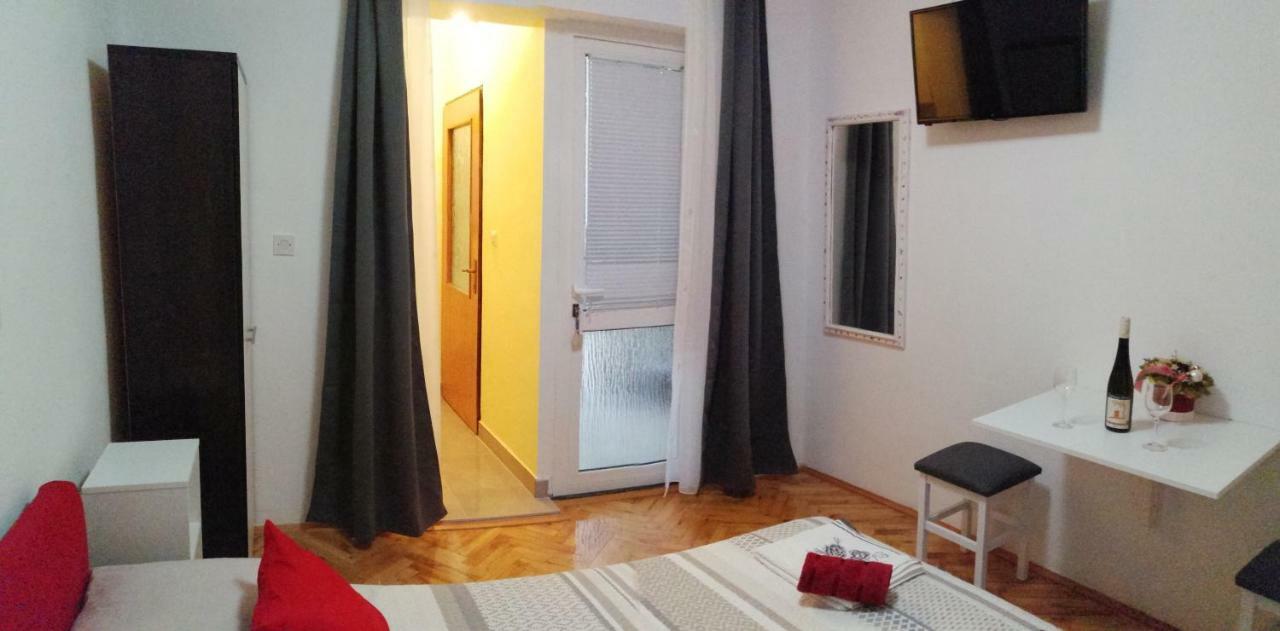 Apartmani Korina Starigrad Paklenica Bagian luar foto