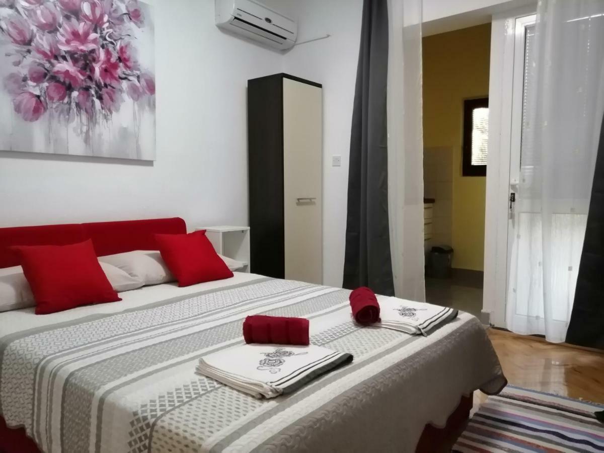 Apartmani Korina Starigrad Paklenica Bagian luar foto