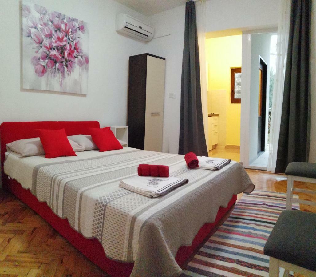 Apartmani Korina Starigrad Paklenica Bagian luar foto